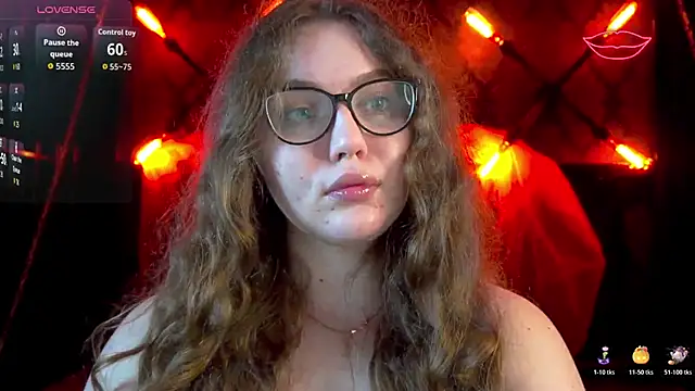 Snapshot of LuxSopphia chatting on 2, 11, 2025 LuxSopphia online show from 2, 11, 2025