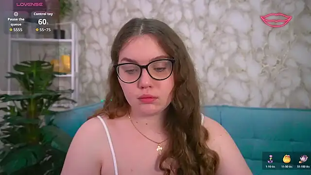 Snapshot of LuxSopphia chatting on 3, 11, 2025 LuxSopphia online show from 3, 11, 2025