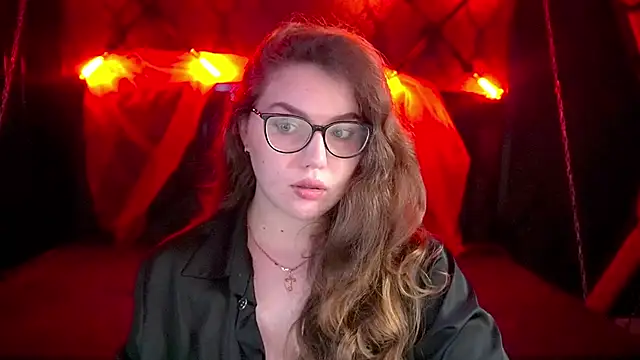 Snapshot of LuxSopphia chatting on 8, 11, 2025 LuxSopphia online show from 8, 11, 2025