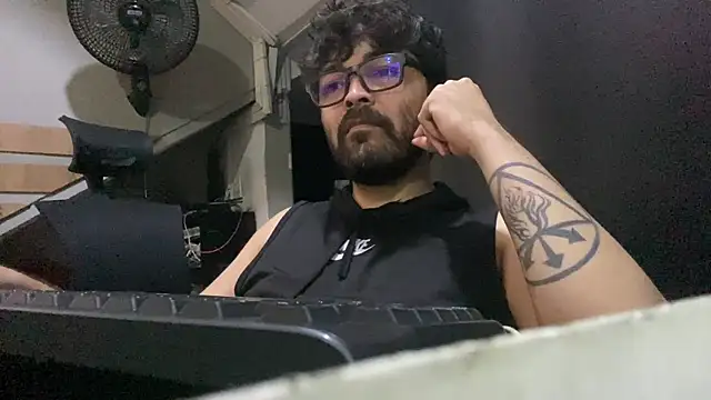 Snapshot of Freakydrag chatting on 14, 11, 2025 Freakydrag online show from 14, 11, 2025