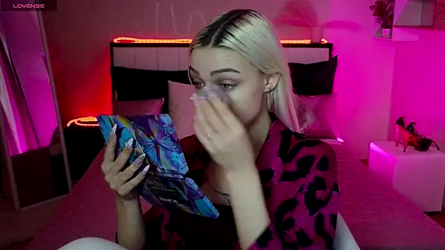 LinaLirian online show from 12, 11, 2025