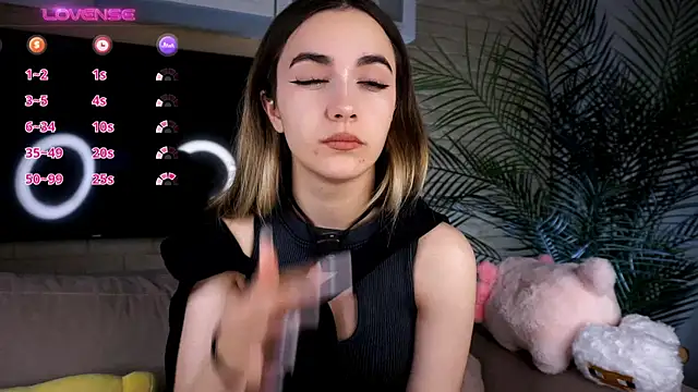 Snapshot of CupSizeGirl chatting on 14, 9, 2025 CupSizeGirl online show from 14, 9, 2025