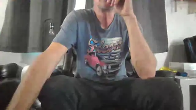 Snapshot of Lovyourpuss chatting on 19, 7, 2026 Lovyourpuss online show from 19, 7, 2026