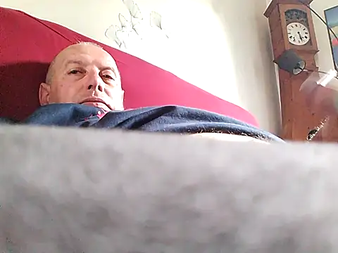 Snapshot of Vince072 chatting on 10, 5, 2026 Vince072 online show from 10, 5, 2026