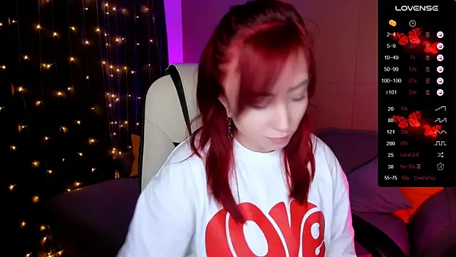 Snapshot of deboramoore chatting on 15, 12, 2025 deboramoore online show from 15, 12, 2025