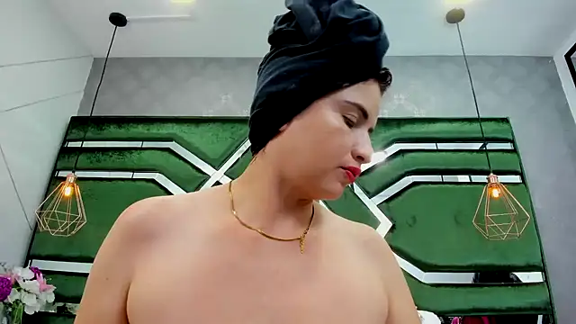 Snapshot of ThaliaCross chatting on 8, 10, 2025 ThaliaCross online show from 8, 10, 2025