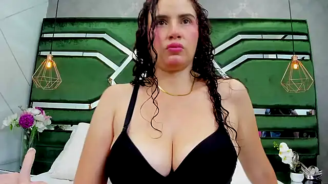 Snapshot of ThaliaCross chatting on 14, 10, 2025 ThaliaCross online show from 14, 10, 2025