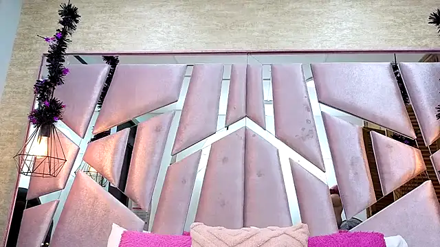 Snapshot of ThaliaCross chatting on 27, 11, 2025 ThaliaCross online show from 27, 11, 2025