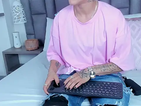 Snapshot of ZoeKrug chatting on 14, 2, 2026 ZoeKrug online show from 14, 2, 2026