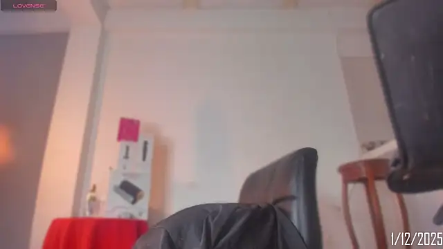 Snapshot of Chloe_cooperr chatting on 2, 12, 2025 Chloe cooperr online show from 2, 12, 2025