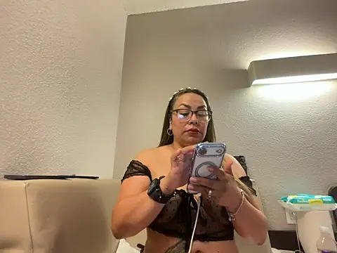 Snapshot of SamyHot2025 chatting on 6, 4, 2026 SamyHot2025 online show from 6, 4, 2026