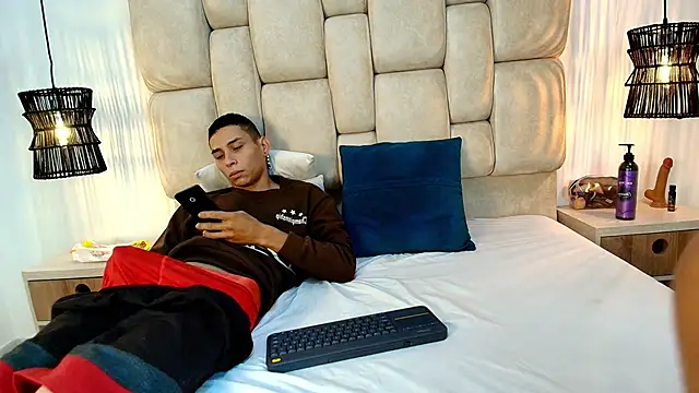 Zoelucas online show from 2, 12, 2025