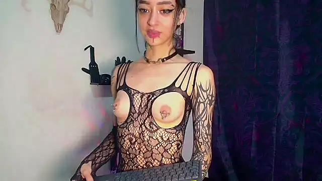 Snapshot of DakariaHills_ chatting on 8, 4, 2026 DakariaHills online show from 8, 4, 2026