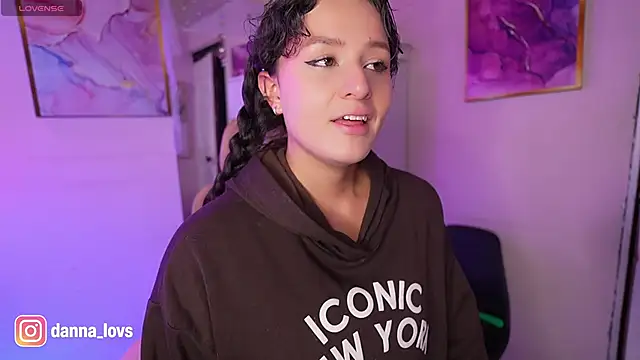 Dannaa Lovs online show from 8, 4, 2026