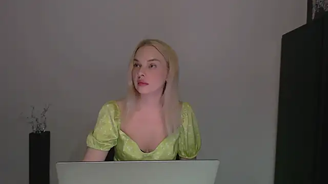 Snapshot of Lia_noo_regrets chatting on 17, 4, 2026 Lia noo regrets online show from 17, 4, 2026