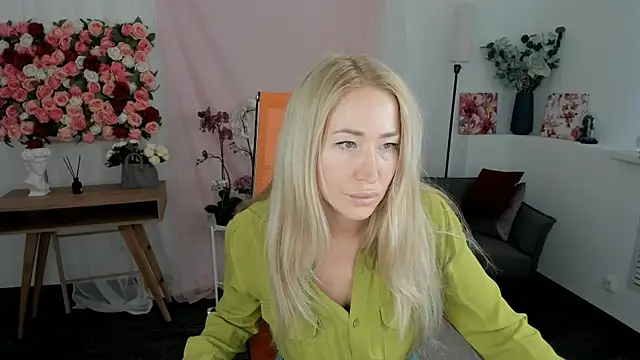 Snapshot of AstraMonroe chatting on 1, 4, 2026 AstraMonroe online show from 1, 4, 2026