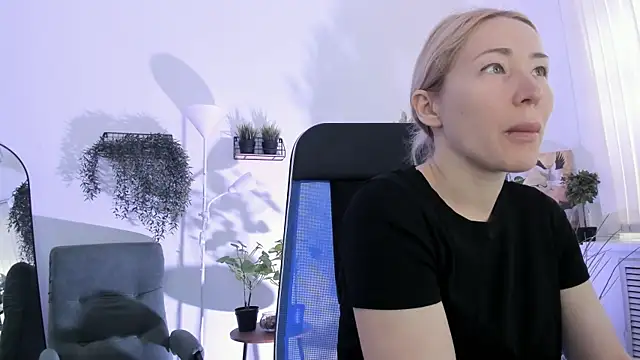 Snapshot of AstraMonroe chatting on 5, 6, 2026 AstraMonroe online show from 5, 6, 2026