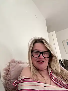 Snapshot of SuzieSub chatting on 4, 3, 2026 SuzieSub online show from 4, 3, 2026