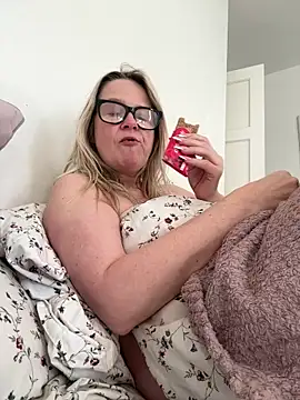 Snapshot of SuzieSub chatting on 1, 4, 2026 SuzieSub online show from 1, 4, 2026