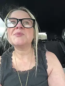 Snapshot of SuzieSub chatting on 8, 4, 2026 SuzieSub online show from 8, 4, 2026