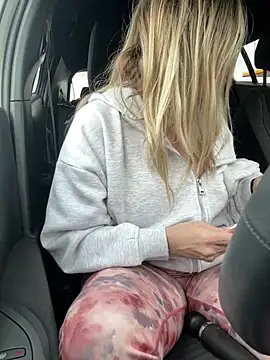 Snapshot of SuzieSub chatting on 14, 4, 2026 SuzieSub online show from 14, 4, 2026