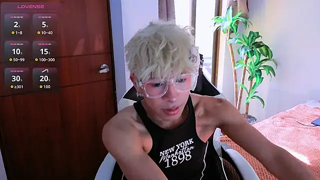 Snapshot of taichi_bluy chatting on 3, 11, 2025 taichi bluy online show from 3, 11, 2025