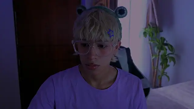 Snapshot of taichi_bluy chatting on 2, 12, 2025 taichi bluy online show from 2, 12, 2025