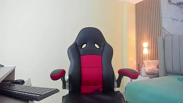 Snapshot of AURORAMARTIN2 chatting on 5, 11, 2025 AURORAMARTIN2 online show from 5, 11, 2025