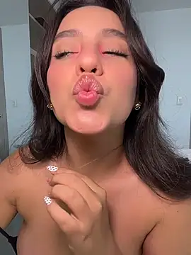 Snapshot of lunatorch chatting on 19, 4, 2026 lunatorch online show from 19, 4, 2026