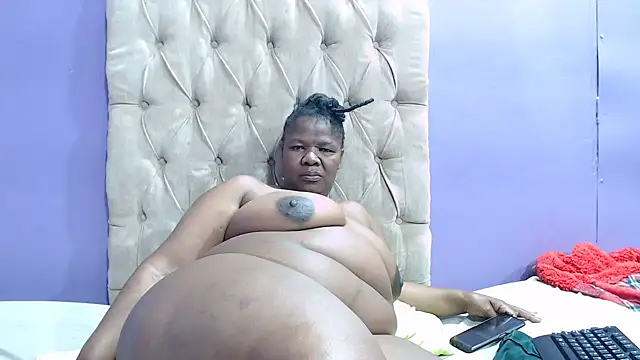 Snapshot of NaughtyChubbyZoe chatting on 10, 9, 2025 NaughtyChubbyZoe online show from 10, 9, 2025