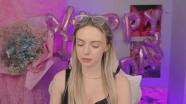 Snapshot of JuliaBrewwer chatting on 15, 9, 2025 JuliaBrewwer online show from 15, 9, 2025