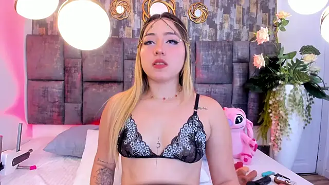 Snapshot of PatyLawrence chatting on 16, 11, 2025 PatyLawrence online show from 16, 11, 2025