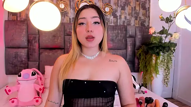 Snapshot of PatyLawrence chatting on 18, 11, 2025 PatyLawrence online show from 18, 11, 2025