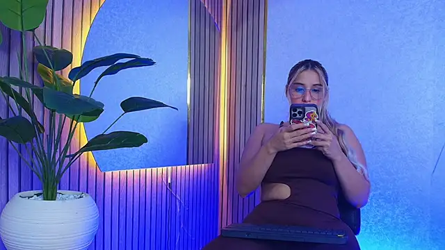 Snapshot of Sophie_Janner chatting on 6, 6, 2026 Sophie Janner online show from 6, 6, 2026