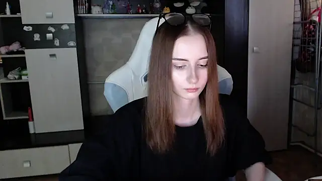 Snapshot of Cutti_Crystal chatting on 11, 11, 2025 Cutti Crystal online show from 11, 11, 2025