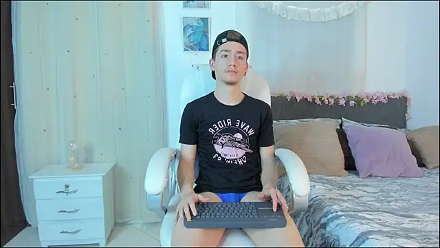 Snapshot of ThiagooJames chatting on 28, 11, 2025 ThiagooJames online show from 28, 11, 2025