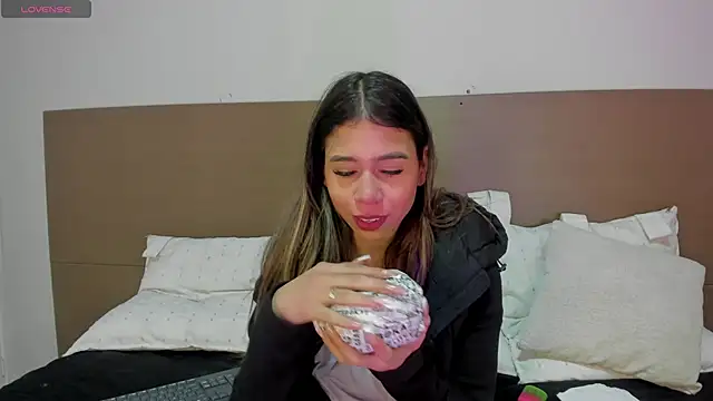 Snapshot of Rachell_criss chatting on 10, 4, 2026 Rachell criss online show from 10, 4, 2026