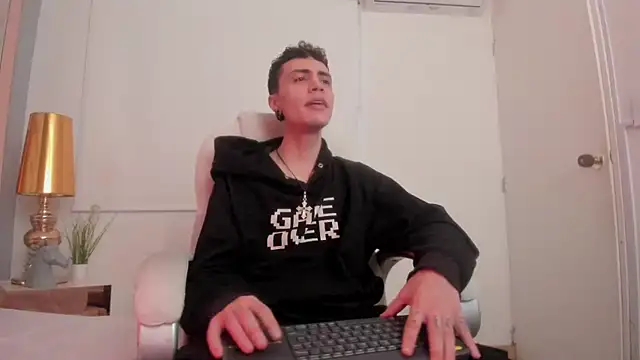 Snapshot of dark_sun302 chatting on 11, 11, 2025 dark sun302 online show from 11, 11, 2025