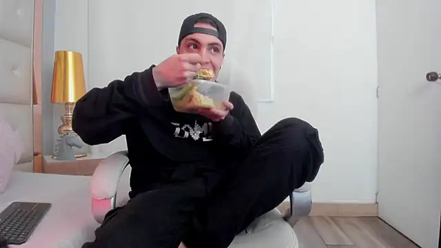 Snapshot of dark_sun302 chatting on 23, 11, 2025 dark sun302 online show from 23, 11, 2025