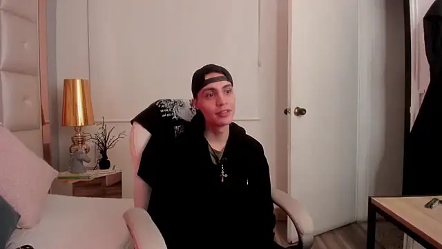 Snapshot of dark_sun302 chatting on 18, 12, 2025 dark sun302 online show from 18, 12, 2025