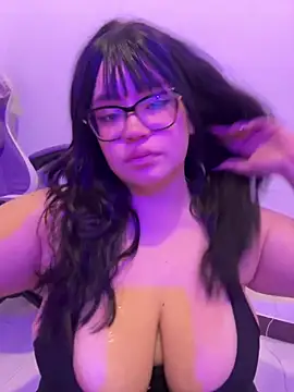 Snapshot of Emily_Taylor2 chatting on 6, 4, 2026 Emily Taylor2 online show from 6, 4, 2026