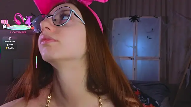 Snapshot of AvrilLeMell chatting on 27, 10, 2025 AvrilLeMell online show from 27, 10, 2025