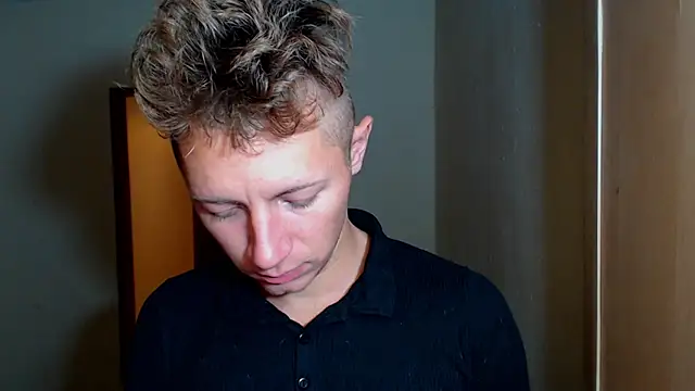 Snapshot of BlondZilla chatting on 4, 12, 2025 BlondZilla online show from 4, 12, 2025