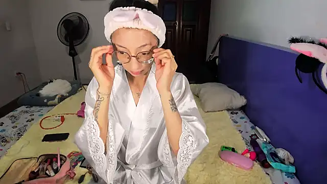 Snapshot of Anais_lux chatting on 6, 4, 2026 Anais lux online show from 6, 4, 2026