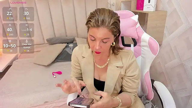 Clhoe Johnson online show from 20, 12, 2025