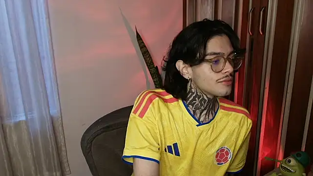 Snapshot of Mihail_leroy chatting on 15, 7, 2026 Mihail leroy online show from 15, 7, 2026