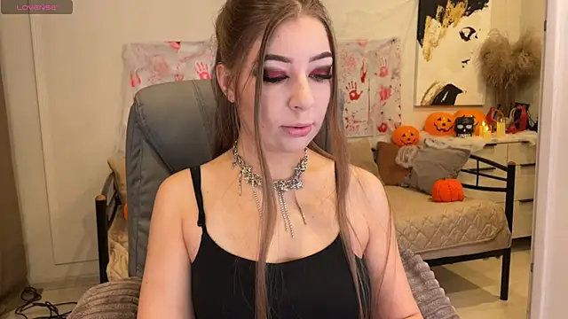 Snapshot of Yummy_Jane chatting on 28, 10, 2025 Yummy Jane online show from 28, 10, 2025