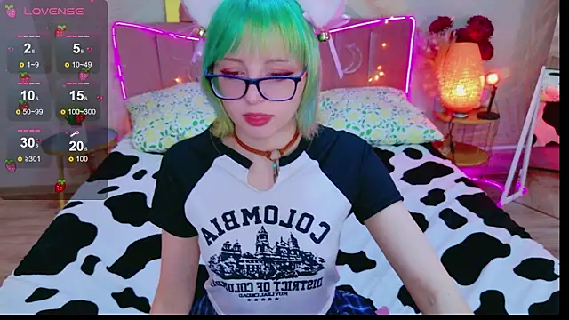 Snapshot of CoralineYoung chatting on 18, 4, 2026 CoralineYoung online show from 18, 4, 2026