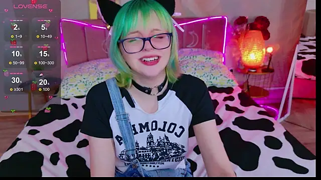 Snapshot of CoralineYoung chatting on 19, 4, 2026 CoralineYoung online show from 19, 4, 2026