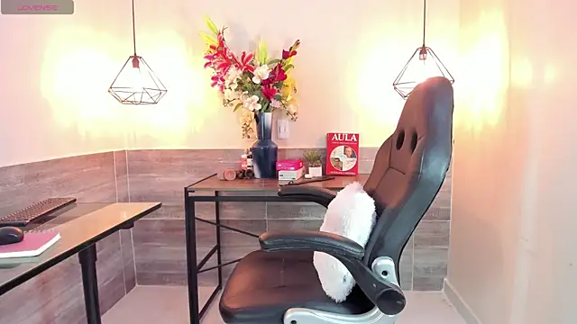 Snapshot of SamantaKane chatting on 8, 11, 2025 SamantaKane online show from 8, 11, 2025